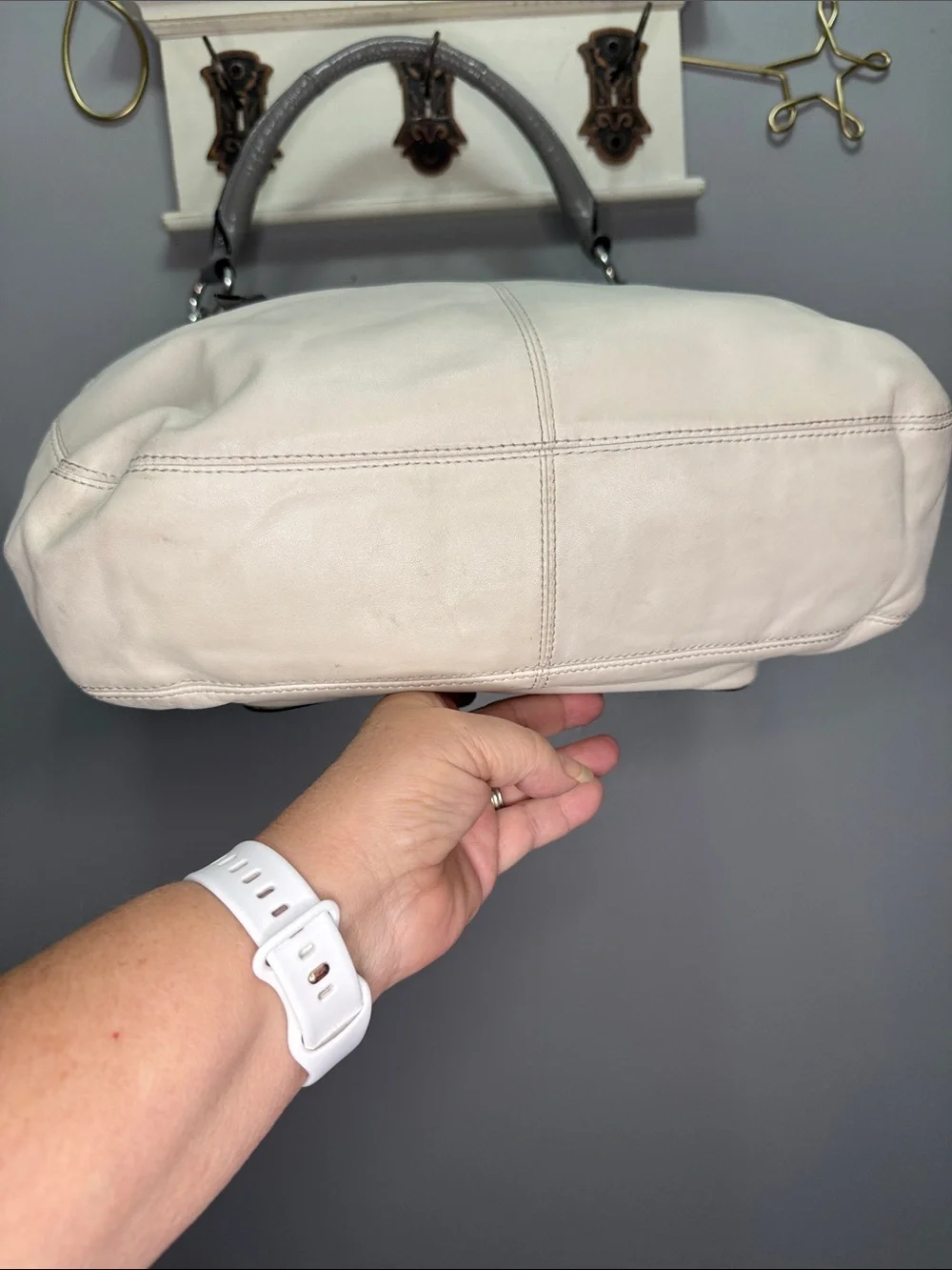 Coach Penelope leather hobo shoulder bag in ivory and gray. - Picture 4 of 9